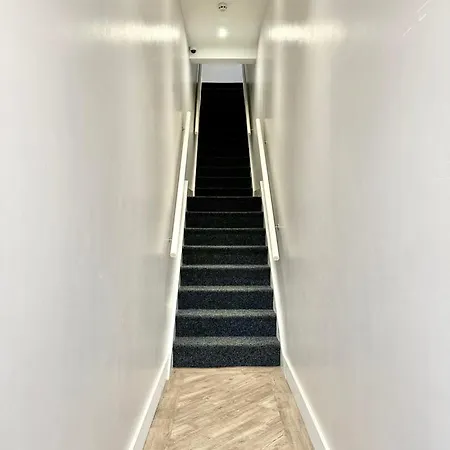 Sleek Stylish 1 Bedroom Λιντς