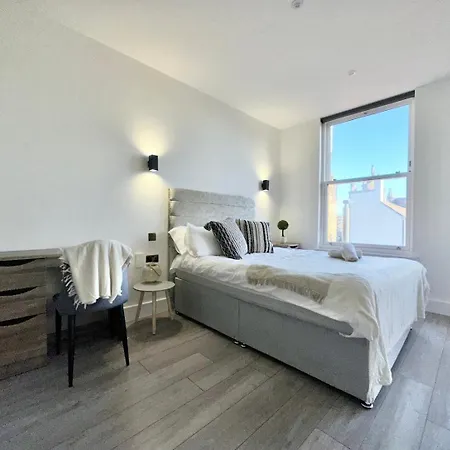Sleek Stylish 1 Bedroom