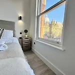 Sleek Stylish 1 Bedroom