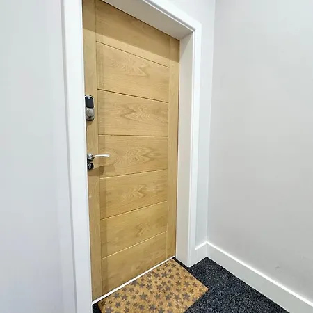 Sleek Stylish 1 Bedroom Leeds Apartment *