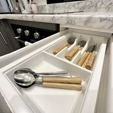 Sleek Stylish 1 Bedroom Leeds Apartment *