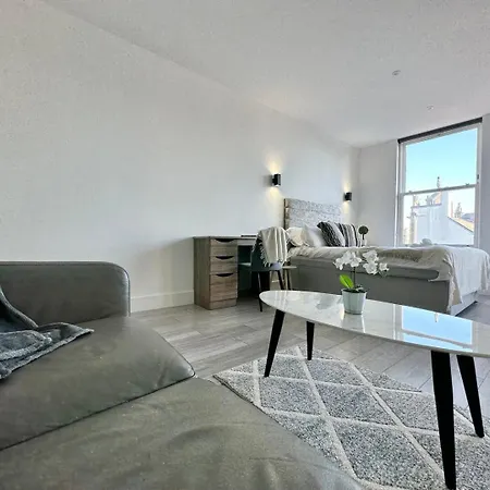 Sleek Stylish 1 Bedroom *