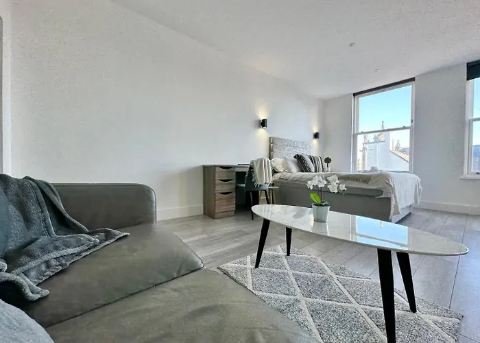 Sleek Stylish 1 Bedroom *